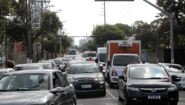 Imagem mostra o trânsito em Curitiba